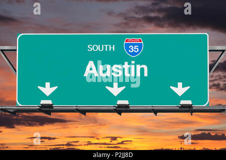 Austin Texas Route 35 South overhead Autobahnzeichen mit Sonnenuntergang Himmel. Stockfoto