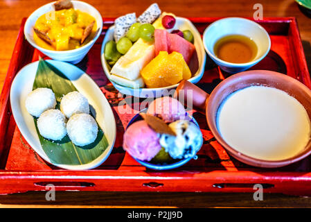 Dessert platter mit asiatischen chinesische und westliche Desserts auf einem Tablett serviert. Stockfoto