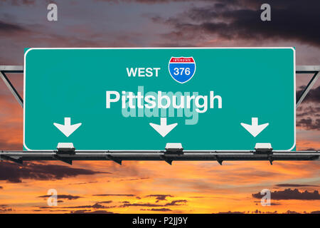 Pittsburgh Pennsylvania Route 376 West overhead Autobahnzeichen mit Sonnenuntergang Himmel. Stockfoto