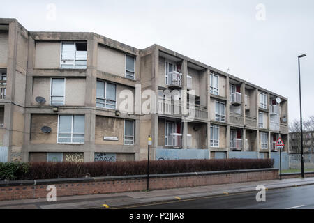 Run down-Wohnhaus Mehrfamilienhaus. Teil der 1950er Jahre Park Hill Wohnsiedlung, Sheffield, England, UK. Stockfoto