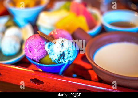 Dessert platter mit asiatischen chinesische und westliche Desserts auf einem Tablett serviert. Stockfoto