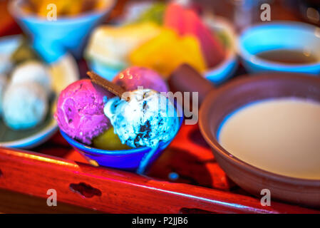 Dessert platter mit asiatischen chinesische und westliche Desserts auf einem Tablett serviert. Stockfoto