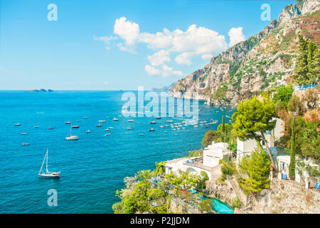 Schöne Villa mit Schwimmbad am Berghang mit Meerblick auf sonnigen Sommertag, Positano, Amalfi, Italien Stockfoto