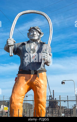 JOE MAGARAC STATUE AM EINGANG DER US STEEL CORPORATION EDGAR THOMSON ANLAGE MONONGAHELA RIVER BRADDOCK ALLEGHENY COUNTY PENNSYLVANIA USA Stockfoto