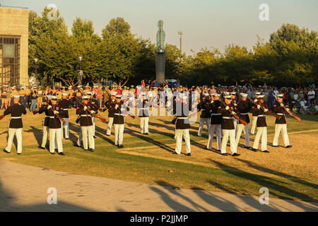 Das Marine Corps leise Bohren Platoon führt während der Eröffnungsfeier der Marine Woche Nashville in Nashville, Tenn., Sept. 7, 2016. Marine Week ist eine Möglichkeit für die Menschen der mehr Nashville Area mit Marines zu verbinden und über Corps' Geschichte und Fähigkeiten erlernen. (U.S. Marine Corps Foto von Sgt. Lucas Hopkins) Stockfoto