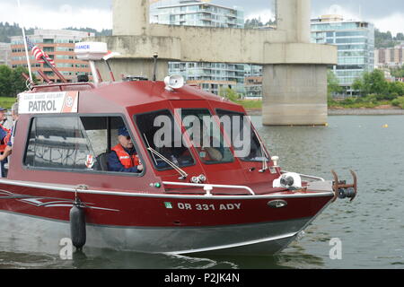 Ron Hilburger, ein Coast Guard Auxiliarists und drei Kolleginnen und Hilfskräfte an Bord sein Boot Patrouille, die Gewässer des Willamette River in Portland, Erz, 9. Juni 2018. Acht Küstenwache Hilfsschiffe teamed mit aktiven - Aufgabe der Küstenwache Mitglieder bei der Sicherung der Wasserstraße während Rose Festival 2018 Festlichkeiten. U.S. Coast Guard Foto von Petty Officer 1st Class Levi lesen. Stockfoto