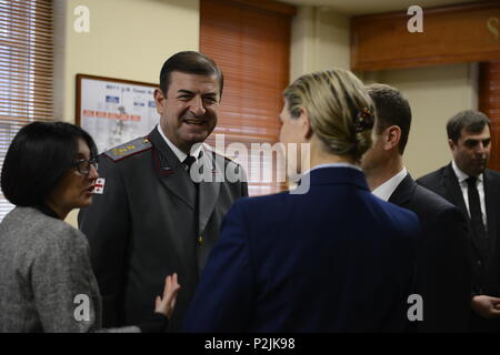 Major General Surab Gamezardashvili, Stellvertretender Minister für Innere Angelegenheiten Georgiens, spricht mit Vice Adm. Sandra Stosz, Stellvertretender Kommandant Mission zu unterstützen, vor der Teilnahme an der Zeremonie von zwei der U.S. Coast Guard Cutter in der Republik Georgien an der Coast Guard Yard, Baltimore, Md., Sept. 30, 2016. Generalmajor Surab Gamezardashvili stellvertretender Minister für innere Angelegenheiten der Republik Georgien im August 2015. U.S. Coast Guard Foto von Petty Officer 2. Klasse markieren Barney. Stockfoto