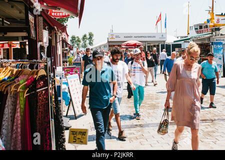 Istanbul, 17. Juni 2017: Die Bewohner sind zu Fuß entlang der Straße im Stadtteil Kadiköy. Gewöhnliche Stadt leben oder die täglichen Angelegenheiten. Stockfoto