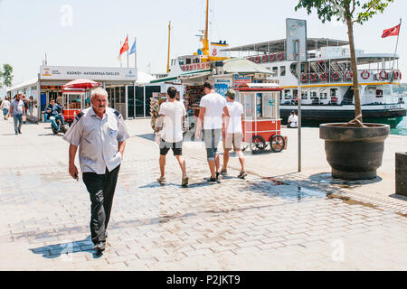 Istanbul, 17. Juni 2017: Die Bewohner sind zu Fuß entlang der Straße im Stadtteil Kadiköy. Gewöhnliche Stadt leben oder die täglichen Angelegenheiten. Stockfoto