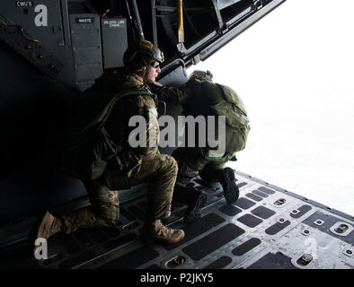 Jumpmasters von Operational Detachment Alpha (ODA) 1324 und der philippinischen Armee Licht Reaktion Regiment (LRR) Blick aus dem MC-130H Combat Talon II Visual mit der Drop Zone vor der high-Altitude, niedrig - öffnung zum lastenabwurf in Crow Valley Provinz in Baguio City, Philippinen zu machen. HALO springt die jumpmasters Gelegenheit zur Verfügung zu stellen, mehr voraus Taktik, Ausbildung und Verfahren (TTPs). (U.S. Air Force Foto vom Kapitän Jessica Tait) Stockfoto