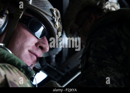 Jumpmasters von Operational Detachment Alpha (ODA) 1324 und der philippinischen Armee Licht Reaktion Regiment (LRR) Blick aus dem Fenster eines MC-130H Combat Talon II zu Visual mit der Drop Zone vor der high-Altitude, geringe Öffnung (HALO) Fallschirmabwürfen in Crow Valley in der Provinz Tarlac, Philippinen machen. Die Kommandos von den 353 Special Operations Group unterstützt Fallschirmabwürfen in Crow Valley in der Provinz Tarlac, Philippinen mit Joint und Combined Partner während Teak Kolben 2016. (U.S. Air Force Foto vom Kapitän Jessica Tait) Stockfoto