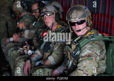 Ein jumpmaster von Operational Detachment Alpha (ODA) 1324 blickt die Rückseite eines MC-130H Combat Talon II als Einheit, zusammen mit Mitgliedern von der philippinischen Armee Licht Reaktion Regiment für hohe vorbereiten - Höhe, niedrig - öffnung zum lastenabwurf in Crow Valley in der Provinz Tarlac, Philippinen. Der MC-130H Combat Talon II bietet Infiltration und Exfiltration, und Nachschub von Special Operations Forces und Ausrüstung in feindlichen oder verweigert. (U.S. Air Force Foto vom Kapitän Jessica Tait) Stockfoto