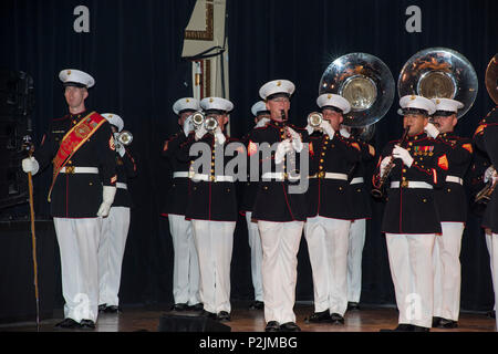 Us-Marines US Marine Corps Band, Quantico, Virginia zugeordnet, führen Sie in der 15. jährlichen New York Police Department (NYPD) Emerald Gesellschaft Rohre und Trommeln Memorial Concert, New York City, NEW YORK, Sept. 10, 2016. Einmal im Jahr, lokalen, nationalen und internationalen Polizei, Rettungsdienste, Feuerwehr und Militär bands Host eine Parade und die Zeremonie an der NYPD Memorial. Die Zeremonie serviert Ihnen zu ehren, und die Opfer der lokalen und nationalen Beamten, die ihre Leben während der Angriffe auf Sept. 11, 2001 verloren erinnern, und diejenigen, die Hilfe bei der Wiederherstellung im gerenderten vereinen. (U.S. Stockfoto