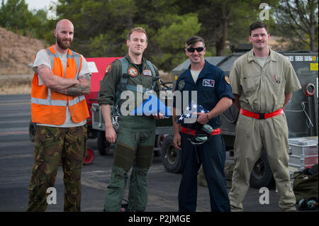 Mitglieder der Royal Netherlands Air Force von Leeuwarden Airbase, Niederlande, posieren für ein Foto mit US Air Force engagierten Mannschaft Leiter vom 48. Aircraft Maintenance Squadron während Tactical Leadership Programm 16-3 bei Los Llanos Air Base, Spanien, Sept. 26. Die Schulung bereitet die NATO und die alliierten Streitkräfte Flug Führer als Mission Kommandeure, Leitung Koalition force Air Strike Pakete zu dienen, und Tactical Air Fachwissen zu NATO-Agenturen. (U.S. Air Force Foto/Staff Sgt. Emerson Nuñez). Stockfoto