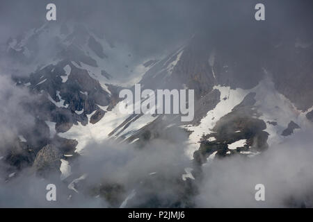 Bergwelt im Nationalpark Picos de Europa, Spanien, Asturien. Schnee auf den Gipfeln. Stockfoto