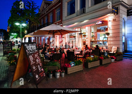 Sopot, Polen - 13. Mai, 2018: die Menschen sind, die Nacht in einem Restaurant an der Helden von Monte Cassino Straße (Ulica Bohaterów Monte Cas Stockfoto