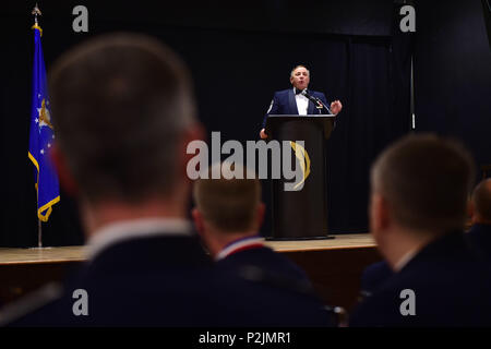 Der ehemalige Chief Master Sergeant der Air Force Frederick J. 'Jim' Finch sprach bei einer Zeremonie am 23. September 2016 auf dem Heritage Eagle Bend Golf Course in Aurora, Colorado, an den neu eingestellten Senior Non-Officers. Finch, der 13. Chief Master Sergeant der Air Force, konzentrierte sich auf Führungsprinzipien, berufliche Verantwortung und einen positiven Einfluss im 460. Space Wing. Bei der Zeremonie wurden Mentoring, die Anerkennung des beruflichen Fortschritts und das Engagement der Luftwaffe für die Entwicklung effektiver hochqualifizierter Führungskräfte hervorgehoben. Stockfoto