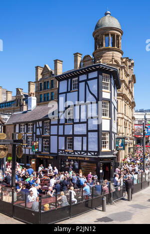 Überfüllten Sinclair Oyster Bar und The Old Wellington Gastwirtschaft Kathedrale Gates Manchester City Centre England UK GB EU Europe Stockfoto