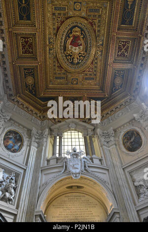 Reich verzierte Decke mit Wappen von Papst Pius VI. über die Heilige Pforte in der Archbasilica St. Johannes im Lateran, St. Johannes im Lateran oder der Lateran Basilika Stockfoto