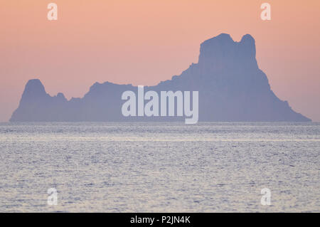 Panorama bei Sonnenuntergang der Es Vedrá Insel Silhouette gegen Red Sky von Formentera (Pityusic Inseln, Balearen, Spanien) Stockfoto