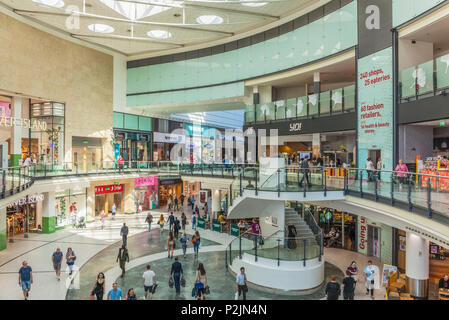 Manchester Arndale Centre im Innenraum Geschäfte und Shopper Shopping manchester England England Greater Manchester Manchester Stadtzentrum Stadtzentrum Stockfoto