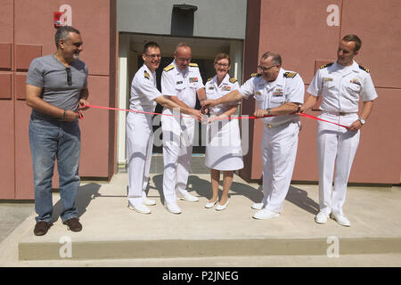 Kairo, Ägypten (26. September 2016) Vice Admiral Forrest Faison, Navy Surgeon General und Chef, Bureau of Medicine and Surgery beteiligt sich an einer Umwidmung und Banddurchtrennungszeremonie der US Naval Medical Research Unit 3 Bibliothek in Kairo, Ägypten.  Ein integraler Bestandteil der Marine Medizin Forschungsund Entwicklung, US Naval Medical Research Unit 3 ist einer der drei Übersee ansteckende Krankheit und Überwachungstätigkeiten. Stockfoto