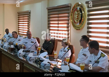 Kairo, Ägypten (26. September 2016) Vice Admiral Forrest Faison, Navy Surgeon General und Chef, Bureau of Medicine and Surgery erhält einen Brief von Generalmajor Ayman Shafei, Direktor, Armed Forces College of Medicine in Kairo, Ägypten, 26. September 2016. Stockfoto