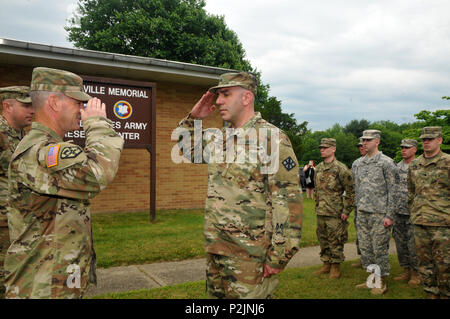 U.S. Army Reserve Warrant Officer Candidate (WOC) Vincent Rehm, 665Th Engineer Einrichtungen Loslösung, 458Th Engineer Battalion, 411 Engineer Brigade, 412 Theater Ingenieur Befehl (TEC), begrüßt Chief Warrant Officer 4 Michael Edel, Befehl Chief Warrant Officer, Tec, nach Edlen ihn mit dem Rang eines WOC am Sitz der Loslösung in Brookville, Penn., 9. Juni 2018. Rehm beabsichtigt, eine Konstruktion zu werden Ingenieur Techniker. (U.S. Armee finden Foto von Sgt. 1. Klasse Clinton Holz) Stockfoto