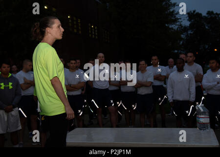 Oberstleutnant Lisa Mabbutt, 11 Tiefbau Squadron Commander, spricht für die Teilnehmer an der nationalen Vorbereitung Monat 5 K an der West Fitnesscenter auf Joint Base Andrews, Md., Sept. 30, 2016. NPM stellt eine Chance für Notfallhelfer, um die Gemeinschaft zu erreichen und sie über Aktionen für Situationen wie z. B. im Falle einer Naturkatastrophe, active Shooter oder terroristischen Angriff zu nehmen. Mehr als 50 JBA-Mitglieder nahmen an dem Lauf, der durch 11 CES bewirtet wurde. (U.S. Air Force Foto von Flieger 1. Klasse Valentina Lopez) Stockfoto