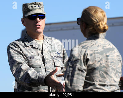 Us Air Force Generalleutnant Lee K. Abgabe II, Commader der Luftwaffe Sustainment Center, grüßt Airman 1st Class Linda Casul, Sänger der US Air Force Band des Westens, nachdem Sie für eine Flugschau auf Robins Air Force Base, Ga., Okt. 1, 2016 durchgeführt. (U.S. Air Force Foto von Tech Sgt. Stephen D. Schester) Stockfoto