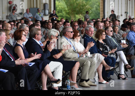 Freunde und Familie der North Carolina Air National Guard (NCANG) besondere Gäste während der 145 Airlift Wing (AW) Ändern des Befehls Zeremonie würdigen am NCANG Base, Charlotte Douglas International Airport, 9. Juni 2018 statt. Oberst Michael T. Gerock wird verzichten, Befehl und Oberst Bryony A. Terrell ist der erste weibliche Oberhaupt für die 145 AW nach ihrem Abschluss an der einjährigen National War College an der National Defense University in Ft. McNair, VA. Stockfoto