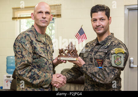 Brigadier General Kevin M. Iiams, Links, Befehlshaber der Marine Southern Command, Händen ein Geschenk Teniente De Navio Francisco Ochoa, Batallon de Infanteria Marina Operation Officer in La Union, El Salvador, Sept. 29, 2016. In den nächsten Monaten Marinen werden neben ihren El Salvador Gegenparts partner Nation, die Interoperabilität zu verbessern und die regionale Sicherheit und Verteidigung Zusammenarbeit zu stärken. (U.S. Marine Corps Foto von Cpl. Kimberly Aguirre/Freigegeben) Stockfoto