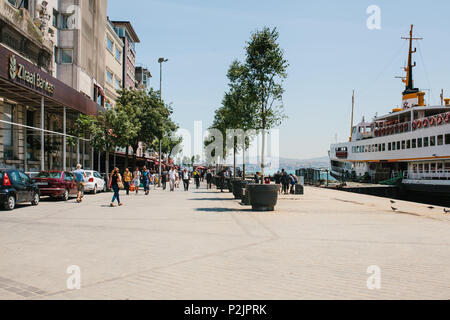 Istanbul, 17. Juni 2017: Die Bewohner sind zu Fuß entlang der Straße im Stadtteil Kadiköy. Gewöhnliche Stadt leben oder die täglichen Angelegenheiten. Stockfoto