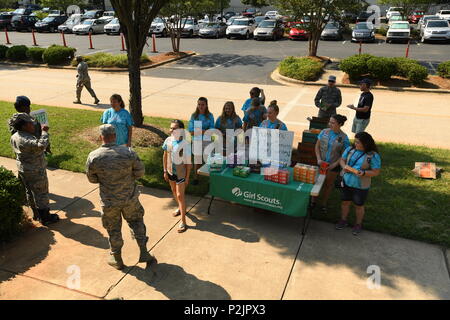 Us Air Force Piloten gestoppt, indem Sie Ihre bevorzugten Box von Girl Scout Cookies von Troop 20436 von Denver, N.C., die während der fünften jährlichen Besuch in der North Carolina Air National Guard Base, Charlotte Douglas International Airport, 9. Juni 2018. Sieben Pfadfinder zeigte Anerkennung für die militärische Mitglieder, als Sie 600 Boxen von Cookies Flieger übergeben. Stockfoto