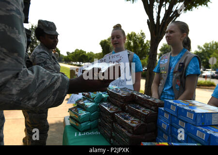 Us Air Force Piloten gestoppt, indem Sie Ihre bevorzugten Box von Girl Scout Cookies von Troop 20436 von Denver, N.C., die während der fünften jährlichen Besuch in der North Carolina Air National Guard Base, Charlotte Douglas International Airport, 9. Juni 2018. Sieben Pfadfinder zeigte Anerkennung für die militärische Mitglieder, als Sie 600 Boxen von Cookies Flieger übergeben. Stockfoto