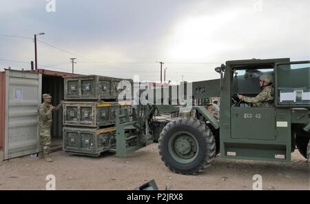 Us-Armee finden Sgt. Jacinto Ponciano und Spc Emmanuel Brito, radfahrzeug Mechanik mit der 974Th Quartermaster Firma von Amarillo, TX, bewegen, während eine jährliche Schulung der Einheit an Ft. Glückseligkeit, TX, Jun 9, 2018. Die 974Th QM-Co ist als einer von der US-Army Reserve bereit, Kraft x Einheiten identifiziert. Diese Schulungsveranstaltung wird sichergestellt, dass im Falle eines großen Konflikt, der 974Th ist ein Kampf - bereit und fähig ist Mitglied der Gesamtkraft. (U.S. Armee finden Foto von SPC. William J. Litz) Stockfoto