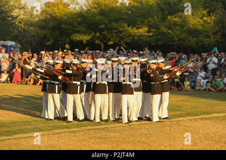 Das Marine Corps leise Bohren Platoon führt während der Eröffnungsfeier der Marine Woche Nashville in Nashville, Tenn., Sept. 7, 2016. Marine Woche ist eine Gelegenheit, die unerschütterliche Unterstützung des amerikanischen Volkes zu gedenken, und Hingabe das Marine Corps" zum Schutz der Bürgerinnen und Bürger dieses Landes zeigen. (U.S. Marine Corps Foto von Sgt. Lucas Hopkins) Stockfoto