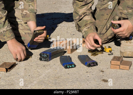 Flieger aus dem 791 . Rakete Sicherheitskräfte Squadron last Munition in Zeitschriften während der Ausbildung am Minot Air Force Base, N.D., Sept. 28, 2016. Response Force Mitglieder geschult werden zu erlangen und Ressourcen zu schützen, nachdem sie von gegensätzlichen Kräfte sichergestellt. (U.S. Air Force Foto/Flieger 1. Klasse Jessica Weissman) Stockfoto