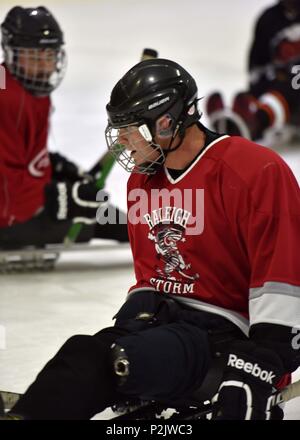 Brent, ein verwundeter Krieger aus 3 Special Forces Group (Airborne), atmet tief durch, nachdem Sie ein paar spielt mit anderen Teammitgliedern während der Praxis am 28.September 2016 an der Cleveland Eisbahn in Fort Bragg, North Carolina. Brent ist auf der Suche der Sport in Fort Bragg zu fördern und in die umliegenden Gemeinden. Stockfoto