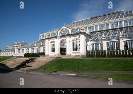 Außenansicht des neu renovierten gemäßigt Haus in Kew Gardens in London, Vereinigtes Königreich. Die Royal Botanic Gardens, Kew, in der Regel wird es einfach als Kew Gardens, 121 Hektar botanischen Gärten und Gewächshäuser zwischen Richmond und Kew im Südwesten Londons. Es ist eine international bedeutende botanische Forschung und Bildung Institution mit 700 Mitarbeitern, rund 2 Millionen Besucher pro Jahr. Seine lebendigen Sammlungen umfassen mehr als 30.000 verschiedene Arten von Pflanzen. Stockfoto