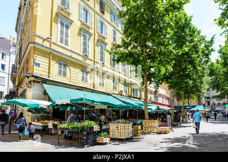 Obst- und Gemüsemarkt in Halle Delacroix Straße, einen Platz, wo früher der Fischmarkt errichtet, im Herzen von Noailles beliebten Viertel. Stockfoto