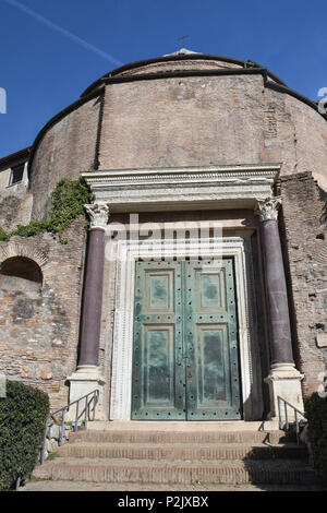 Der Tempel von Romulus und später die Kirche der Heiligen Cosma und Damlano im Forum Romanum, Rom, Italien. Stockfoto