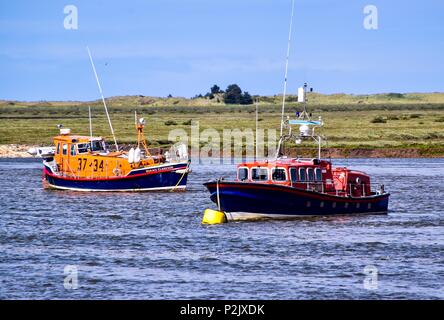 Rettungsboote 37-34 und 38-01 an der Brunnen vertäut. Stockfoto