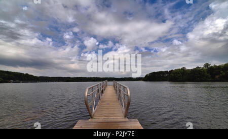 Ein Dock an einem öffentlichen Zugriff auf Wheeler See. Stockfoto