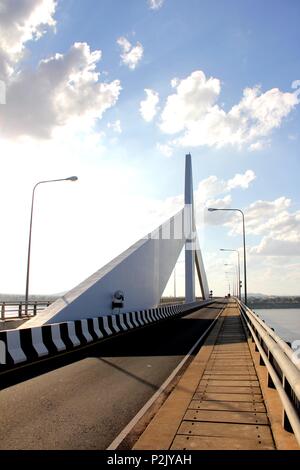 Die zweite Thai-laotischen Freundschaft Brücke über den Mekong Fluss verbindet Mukdahan Provinz in Thailand mit Savannakhet in Laos. Stockfoto