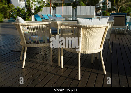 Tisch mit Sonnenschirm auf der Terrasse Stockfoto