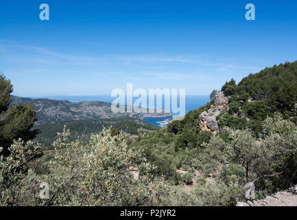 Meerblick in Port de Soller von hoch oben in den Tramuntana Bergen zwischen Soller und Cala Tuent, Mallorca, Balearen, Spanien. Stockfoto