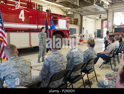 Oberstleutnant Elizabeth Sumner, 124 Bauingenieur Squadron Commander, Adressen der Teilnehmer der honorary Commander Zeremonie Okt. 1, 2016 Gowen Field, Boise, Idaho. Jessica Flynn, CEO von Red Sky Public Relations, als 124 Bauingenieur Squadron honorary Commander später in die Zeremonie vereidigt. (U.S. Air National Guard Foto von Tech. Sgt. Joshua C. Allmaras/Freigegeben) Stockfoto