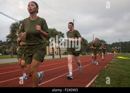 Rekruten von November Firma, 4 Recruit Training Bataillon, 1,5 Meilen in einer ersten Prüfung Sept. 16, 2016, auf Parris Island, S.C. weiblichen Rekruten Ende der 1,5-Meile laufen in 15 Minuten oder weniger, um zu beginnen. November Unternehmen ist zu graduieren, Dez. 9, 2016 geplant. Parris Island ist der Aufstellungsort des Marine Corps, Ausbildung rekrutieren seit Nov. 1, 1915. Heute, rund 19.000 Rekruten kommen auf Parris Island jährlich für die Chance, United States Marines werden durch dauerhafte 12 Wochen der Strenge, transformative Training. Parris Island ist die Heimat der Einstiegsklasse gewinnen Stockfoto