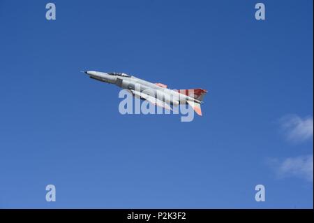 QF-4 Phantom II fährt Holloman Air Force Base, NM. am September 13, 2016, vor 160 Zuschauern in Holloman der jährliche Phantom Gesellschaft Tour teilnehmen. Die Tour aktiviert Flugzeugfans, darunter Veteranen und Nicht-Veteranen mit der Luftfahrt Hintergründe, mehr über Holloman AFB die Flugzeuge und die Sendung zu erfahren. Die Tour enthalten eine F-16 Fighting Falcon Static Display und Briefing, Reisen nach holloman's High Speed Test Track, die Möglichkeit QF-4 Phantom IIs zu sehen und F-16 im Flug, und ein Besuch auf der Basis Heritage Park zu den statischen Anzeigen der verschiedenen Flugzeuge anzeigen historisch Statione Stockfoto